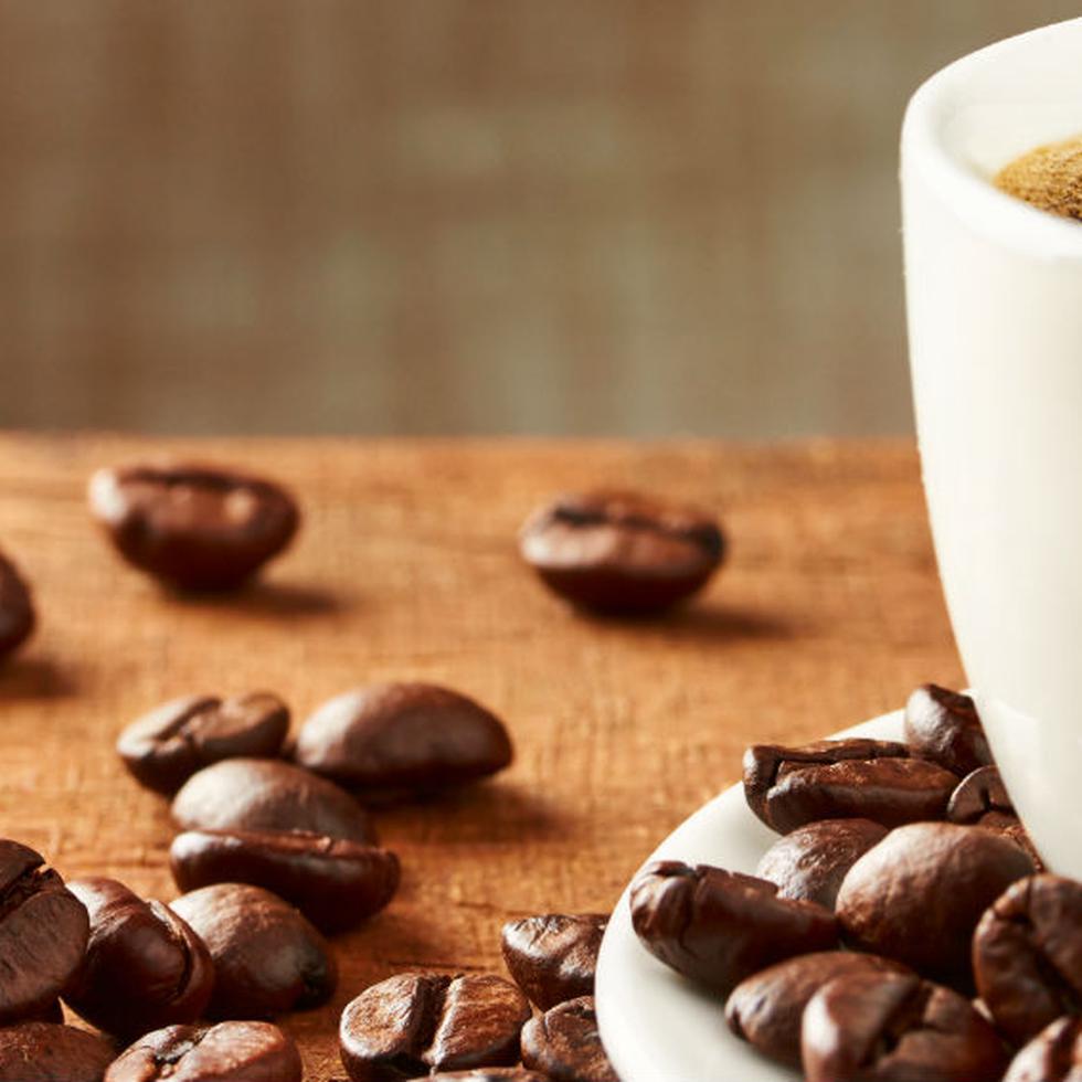 El efecto estimulante de la cafeína puede alterar la absorción y actividad de ciertos nutrientes e incluso, en algunos medicamentos interferir más.