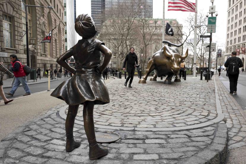 La estatua tiene como objetivo llamar la atención sobre la brecha de género en el mundo de los negocios. (AP)