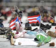 Luego del paso del huracán María, personas llevaron zapatos al Capitolio para recordar las vidas perdidas.