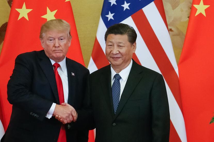 El presidente estadounidense, Donald  Trump, y el presidente chino, Xi Jinping, se dan la mano en una rueda de prensa en 2017. (EFE)