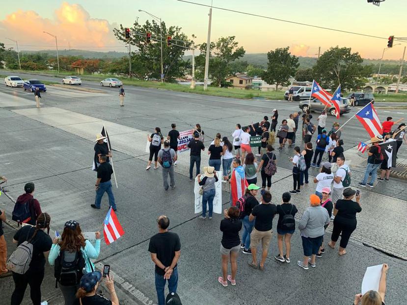 Manifestantes paralizan el tránsito en la intersección de PR-343 con la PR-2 frente a Mayagüez Mall, esto en el llamado a la paro nacional que pide la renuncia de Ricardo Rosselló como gobernador del país.