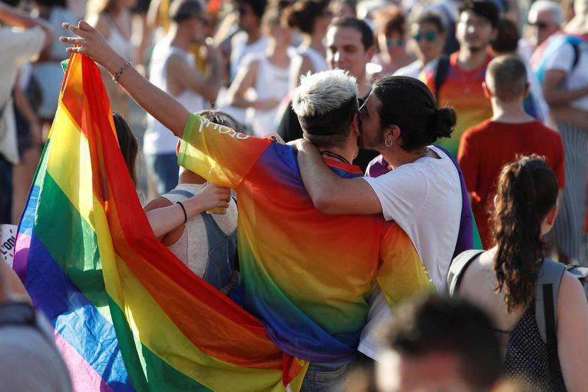 Participantes en la manifestación de orgullo LGBT el pasado año en las calles de Barcelona, España. (EFE)