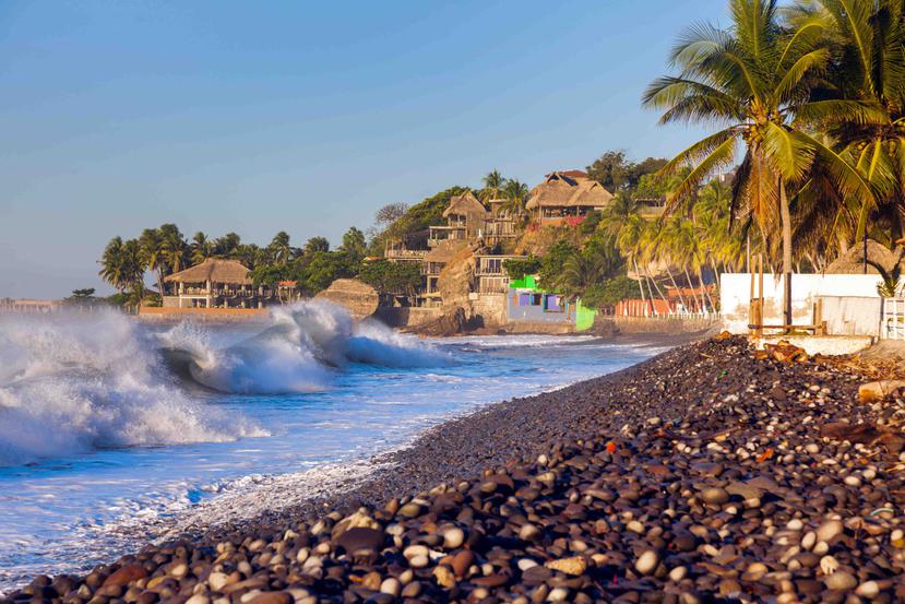 El gobierno salvadoreño solicitó que la población que vive en la costa se aleje del mar como medida de prevención. (Shutterstock)