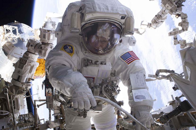 La astronauta, la primera persona de origen hispano y la segunda mujer que dirige el JSC, aseguró que es un gran hito mantener durante más de 16 años la "presencia continua" del hombre en el espacio con la Estación Espacial. (AP)