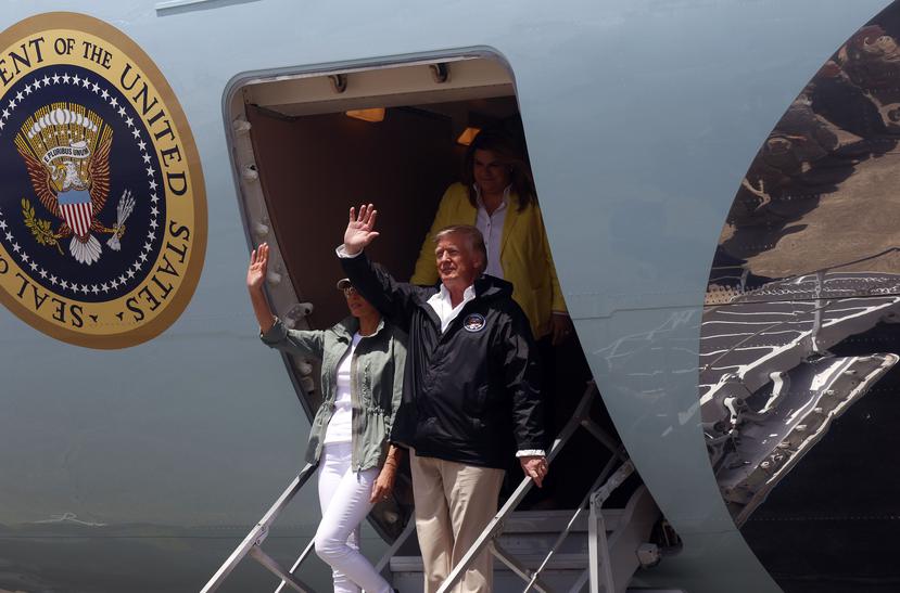 Momento en que Donald Trump se baja del Air Force One a su llegada a San Juan. Lo acompaña su esposa, Melania Trump. (EFE)