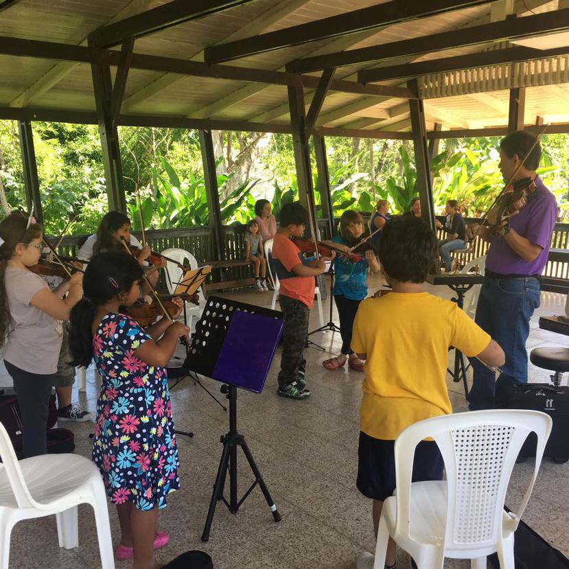 Una de las clases que se ofrece en la Fundación Ecológica Educativa es la de música, que se imparte los sábado por maestros voluntarios.