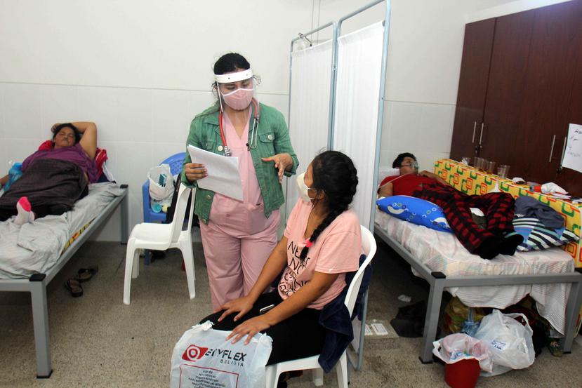 - Personas entran y salen de un centro de atención a enfermos de coronavirus habilitado por los voluntarios denominados "Ángeles del COVID" el pasado 17 de junio de 2020, en Santa Cruz, Bolivia. (EFe)