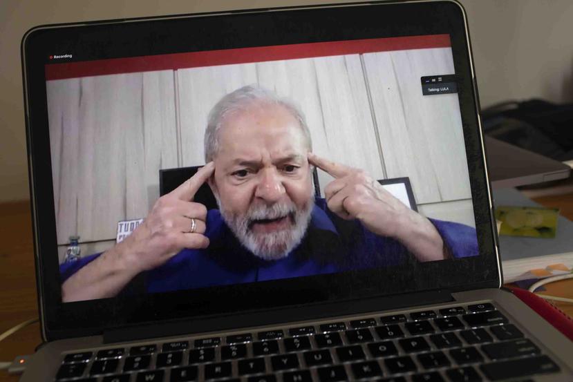 El expresidente brasileño Luiz Inácio Lula da Silva concede una entrevista a The Associated Press vía teleconferencia desde donde está confinado por la pandemia. (AP)