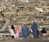Mujeres con burkas caminan en la colina Nadir Khan con vista a Kabul, Afganistán.