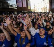 Personas participan en el lanzamiento de "A la cima", la canción oficial de los Juegos Panamericanos de Santiago 2023, en el Centro Cultural Gabriela Mistral, en Santiago, Chile.