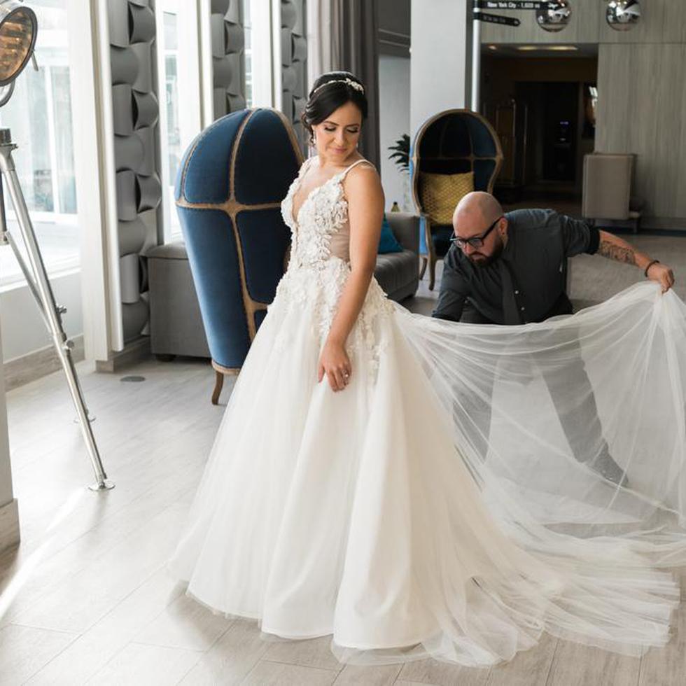 Jaer Cabán ajusta el vestido de novia confeccionado a Lillian Hernández. (Foto: Suministrada/Gabriel González)