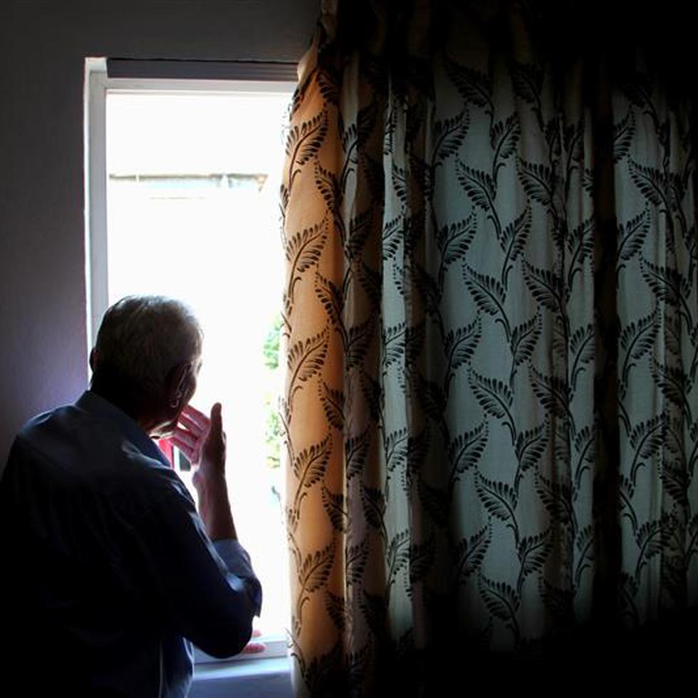 1714622476 - Elderly man indoors in the house looks out the window. Loneliness. Corona virus. Stay at home, stay safe. (Shutterstock)

SOLITUDE, LONELINESS, SOLEDAD, AISLAMIENTO, ENVEJECIENTE, ADULTO MAYOR 