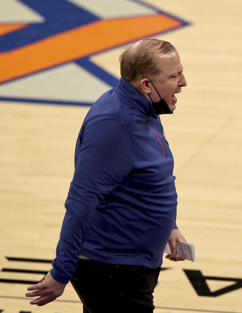 En esta imagen del 15 de mayo del 2021, el coach de los Knicks de Nueva York Tom Thibodeau reacciona a  una jugada durante el encuentro ante los Hornets de Charlotte.