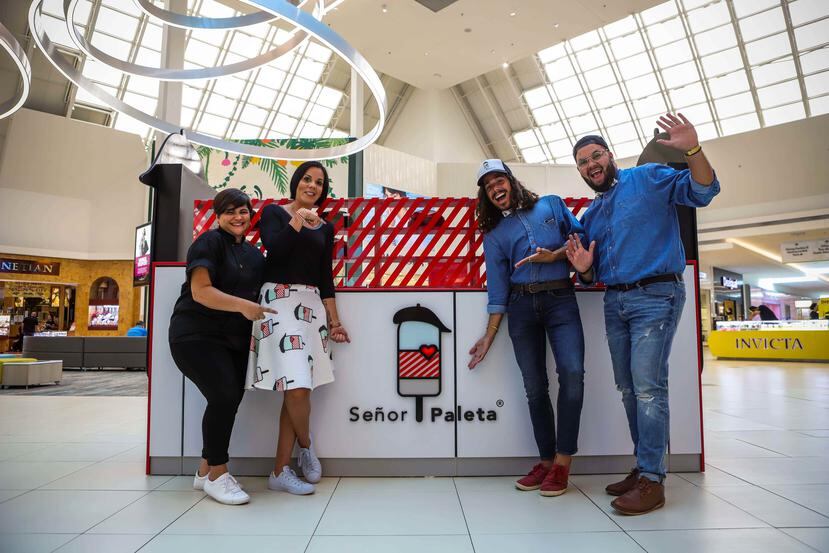 Señor Paleta está localizado en la entrada principal de Florida Mall. De izquierda a derecha, Andrea Ayala,  Jennifer Serrano, Lenon Bonilla y Luis Marín.