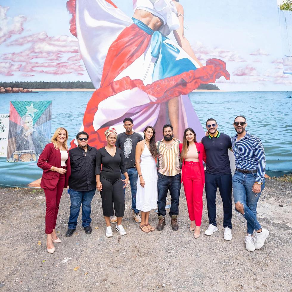 Familiares y amigos estuvieron presentes al momento de develar el mural en honor a Yizette Cifredo.