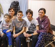 En la foto: las hermanas Katherine Lytvyn  e Irina Ponomarenko y junto a su respectivos hijos Nazar (3) Bohdan (11) y Misha (14). Misha organizó la salida del país para la familia y tramitó la solicitud de visa en Reino Unido para los cinco miembros de la familia.