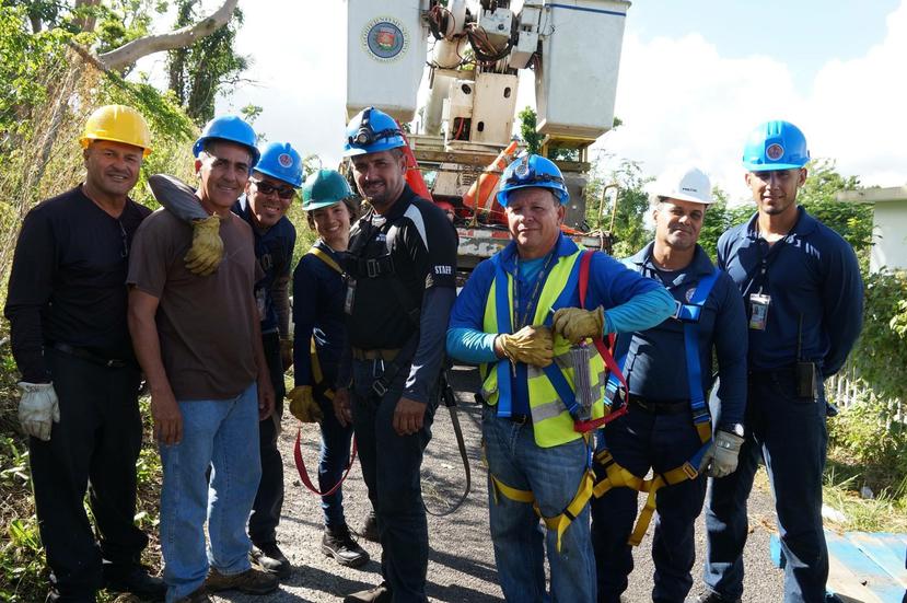 Maricano Rivera (tercero de derecha a izquierda) lleva 23 años laborando como perito electricista del Municipio de San Sebastián. En la foto posa junto a otros miembros de Pepino Power Authority. (Suministrada)