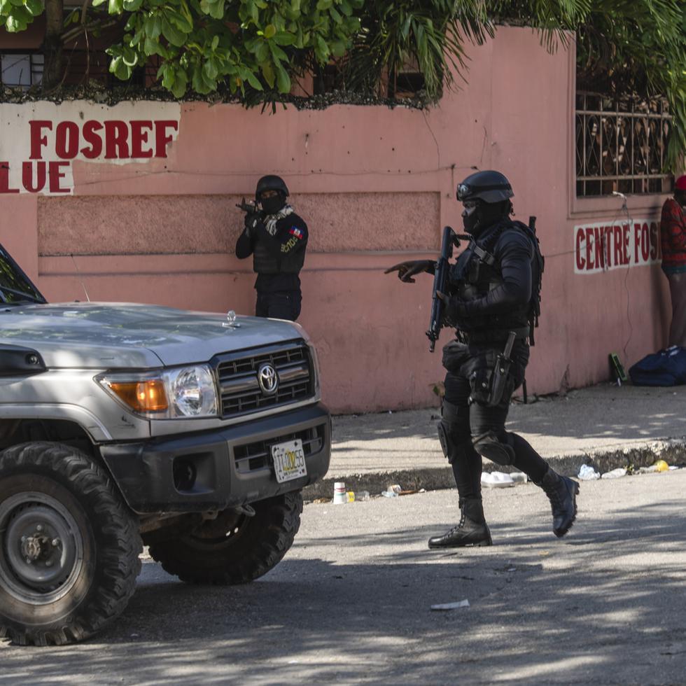 La policía detiene una camioneta para inspeccionarla en Puerto Príncipe.
