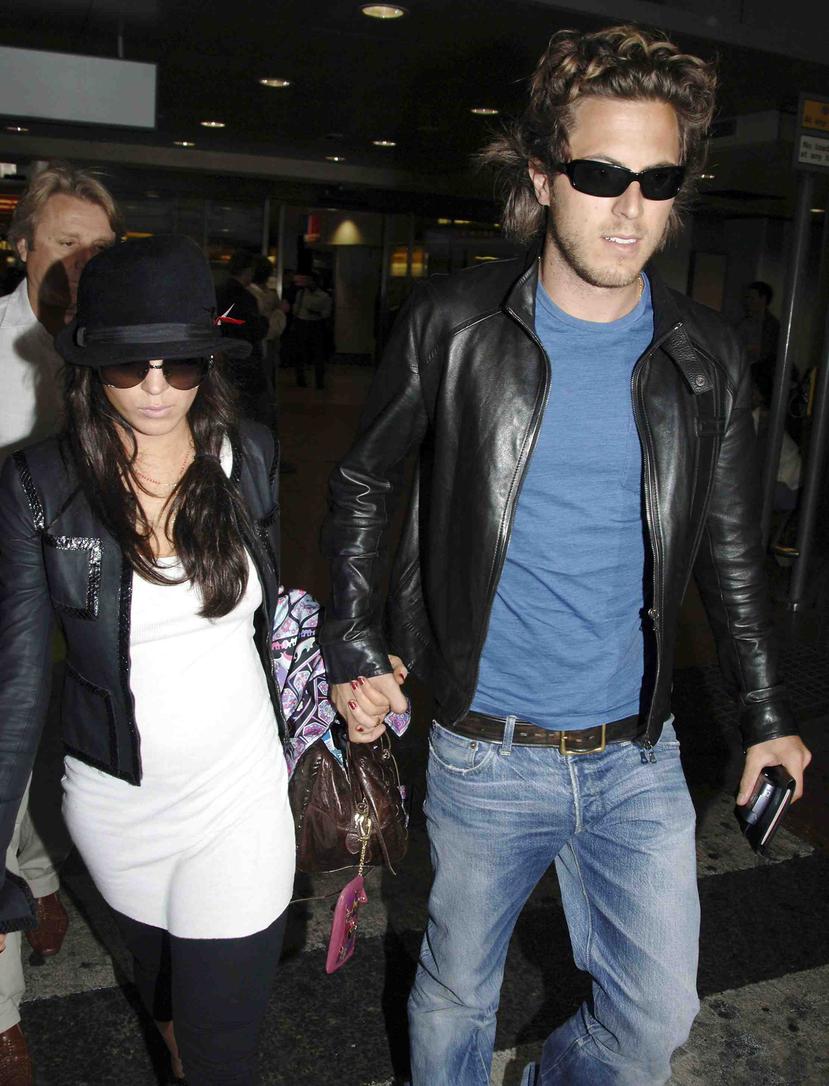 Lindsay Lohan junto a Harry Morton en el aeropuerto de Londres en 2006. (AP)