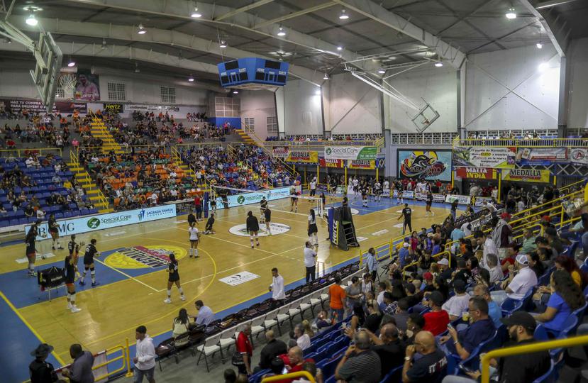La Liga de Voleibol Superior Femenino fue uno de los torneos detenidos por la emergencia. En la foto, la cancha Gelito Ortega de Naranjito, hogar de las Changas.  (GFR Media)