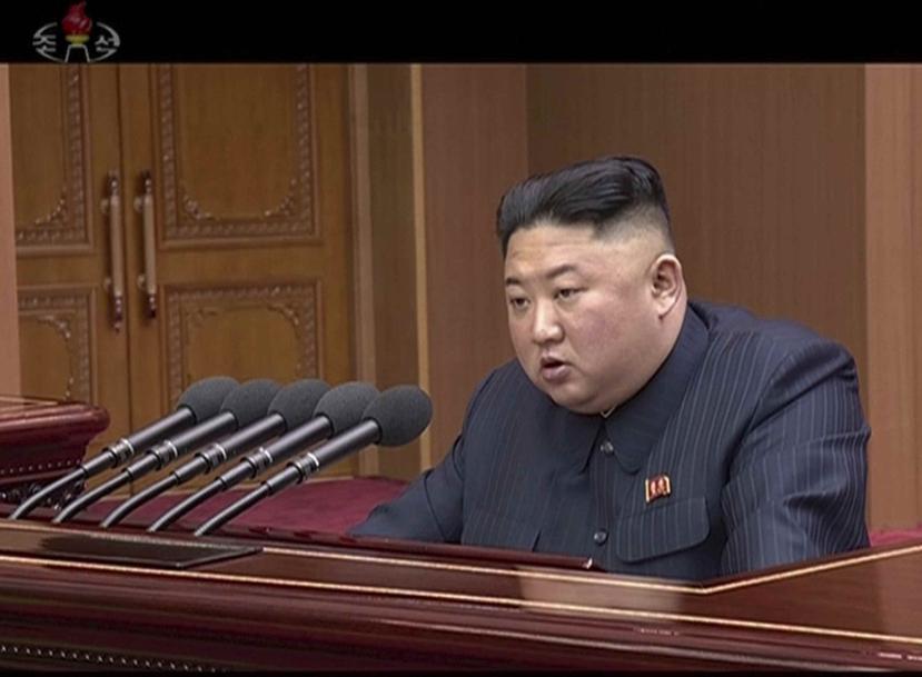 Esta imagen tomada de un video grabado el viernes 12 de abril del 2019 por la televisora norcoreana KRT muestra al líder norcoreano Kim Jong Un dando un discurso ante el parlamento en Pyongyang, Corea del Norte. (KRT via AP)