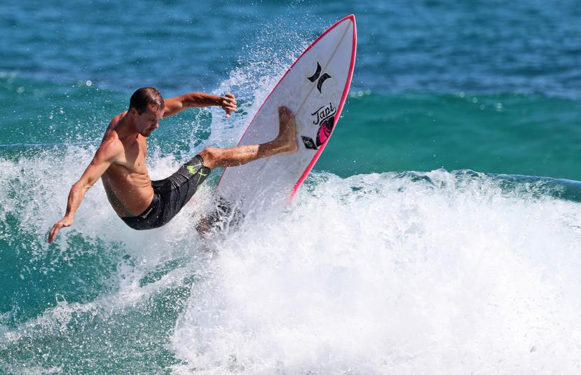 Brian Toth logró convertirse en surfer profesional, viviendo de las competencias y auspicios de marca. Este fin de semana volverá a las olas de la playa Middles, la que describe como su “cancha local”.