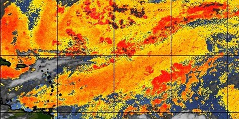 El satélite del SNM muestra que el particulado del Sahara se concentra principalmente zonas de la Cordillera Central hacia el sureste de la Isla. (Captura / http://tropic.ssec.wisc.edu)