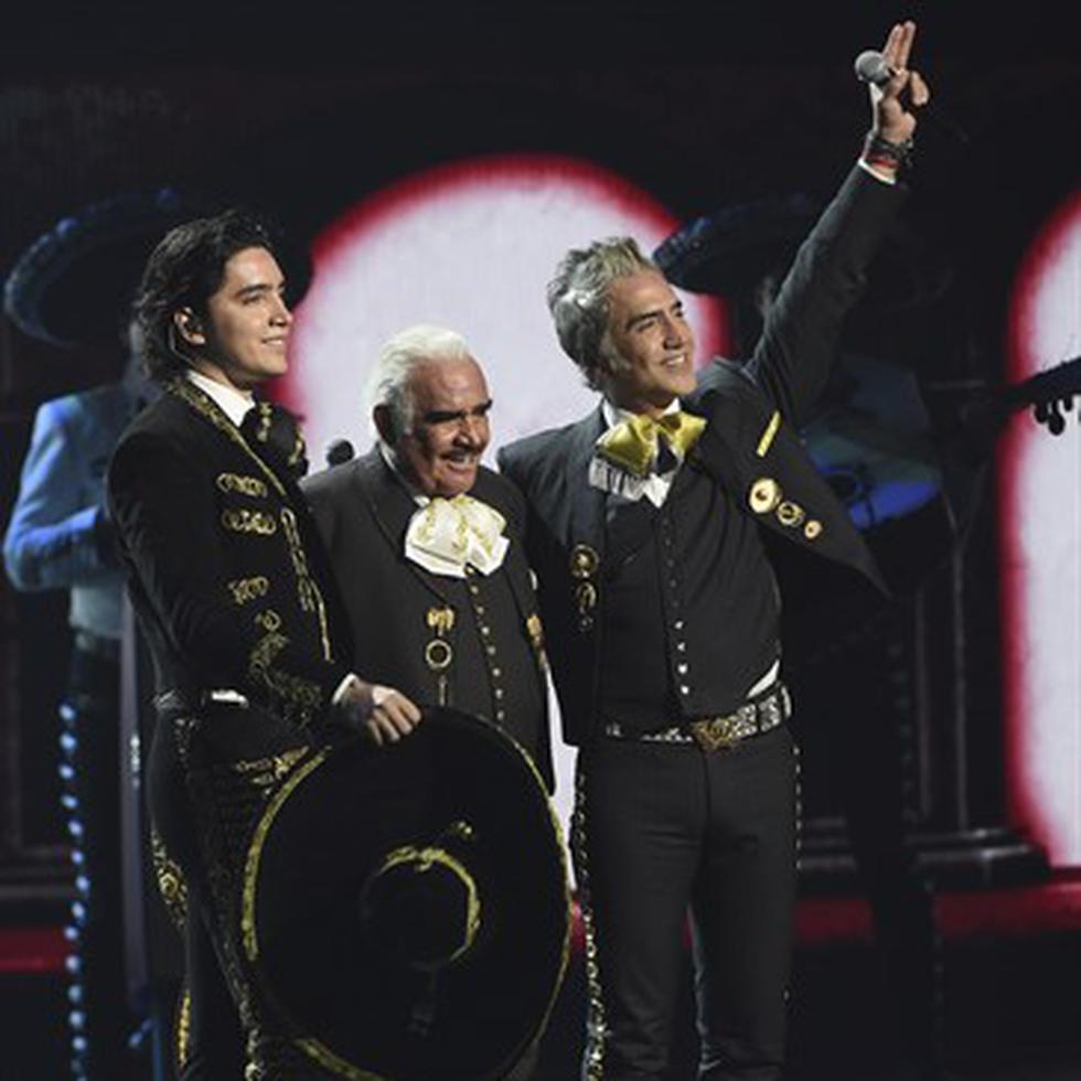 Alejandro Fernández  comparte en este concierto con su hijo Alex Fernández.