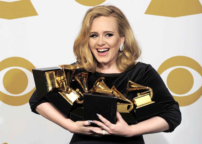 El álbum “25” de Adele vendió 17.4 millones de copias el año pasado, según la Federación Internacional de la Industria Fonográfica. Sobre estas líneas, la cantante con los seis Grammy que ganó en 2012. (Archivo / AP)