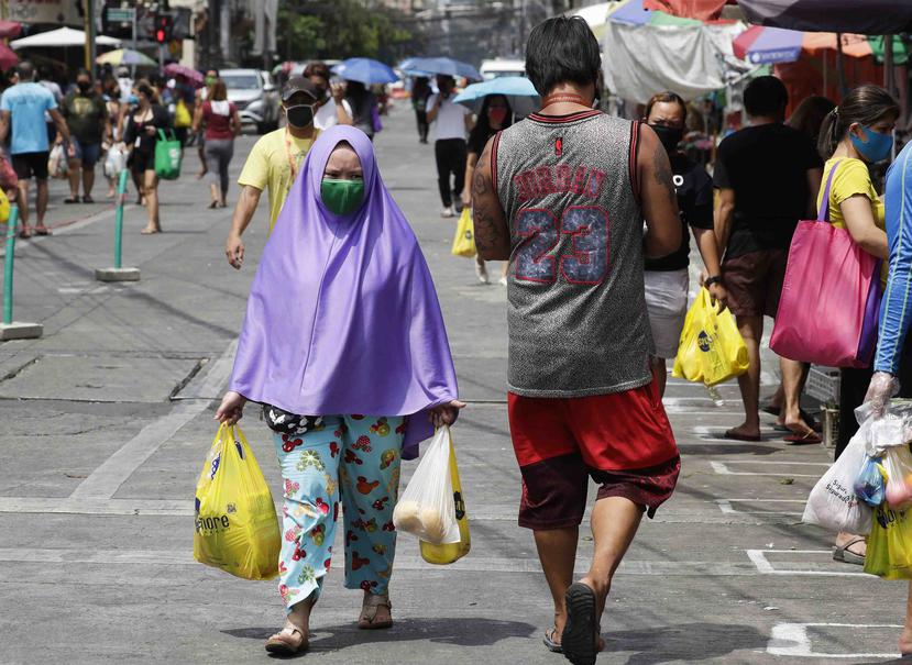Una mujer musulmana camina por un mercado en Filipinas. (AP)