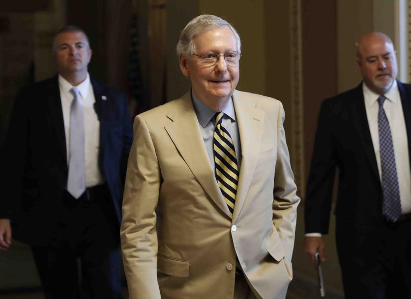 El líder de la mayoría en el Senado, Mitch McConnell, de Kentucky, sale de su oficina en el Capitolio de Washington el lunes 26 de junio de 2017. (AP)