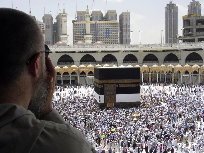 Un peregrino musulmán reza mientras observa como miles de fieles rodean la Kaaba, el edificio cúbico de la Gran Mezquita, antes del inicio de peregrinaje del Haj. (AP / Amr Nabil)