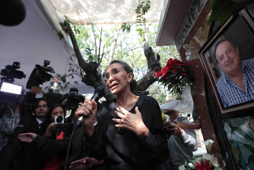 La actriz Florinda Meza, viuda de Roberto Gómez Bolaños "Chespirito", asiste a una misa por el primer aniversario de la muerte de su esposo.