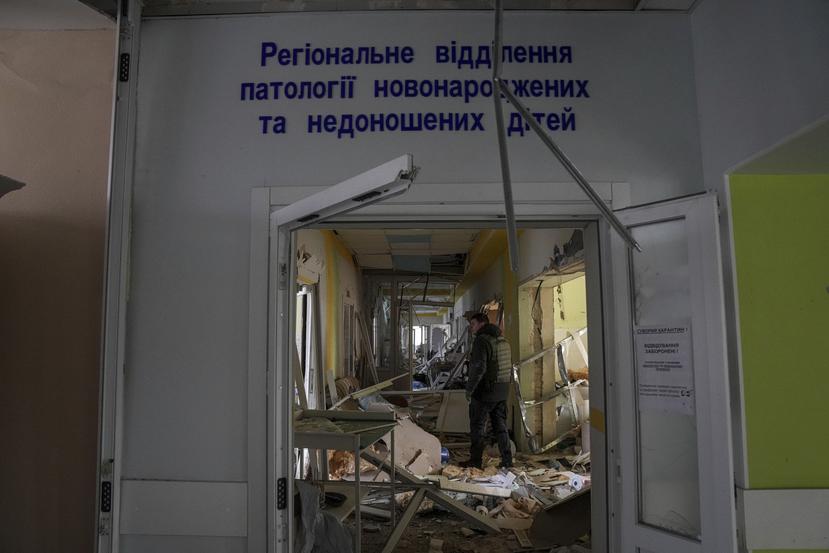 Durante el décimo cuarto día de la invasión de Rusia a Ucrania, un ataque con misil ha destruido un hospital para infantes en la provincia de Mariúpol, en la region de Donbas, ha denunciado el presidente ucraniano, Volodymyr Zelensky.