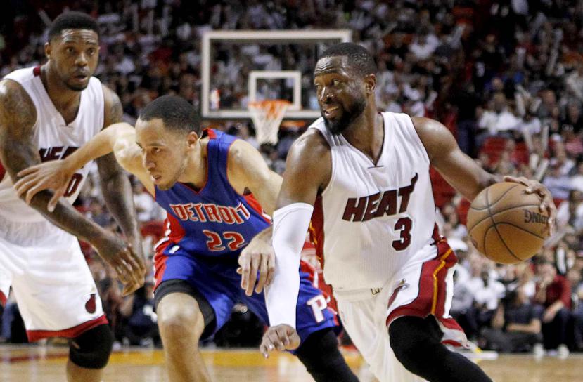 Wade mueve el balón frente a los Pistons.