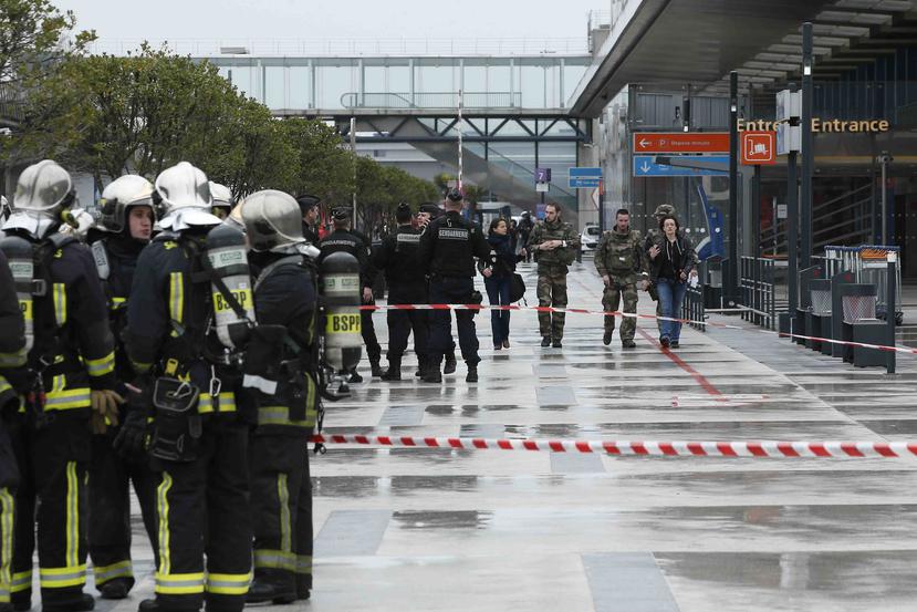 La policía francesa en el aeropuerto de Orly, Francia. (AP)