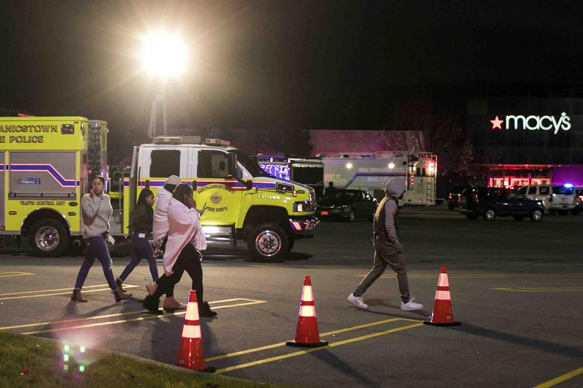 Varias personas son desalojadas tras escucharse un disparo en el centro comercial Galleria at Crystal Run, en la localidad de Middletown, en el estado de Nueva York. (AP)