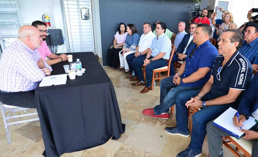 Carlos "Johnny" Méndez en la reunión de los representantes del PNP el pasado fin de semana. (GFR Media)
