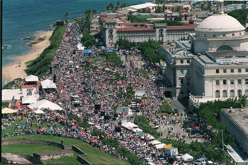 El 1 de octubre de 1997, miles de personas protestaron -luego de jornadas violentas- en contra de la venta de la Telefónica de Puerto Rico, cuyo traspaso a la empresa privada se concretó en 1998. (GFR Media)