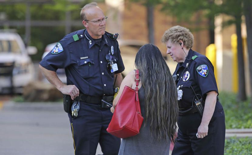 Policías custodian el hospital donde se encuentran los dos agentes que fueron gravemente heridos durante el tiroteo en Dallas. (AP)