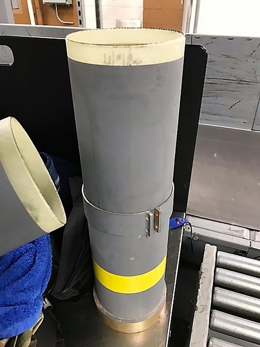 Esta foto de julio del 2019 proporcionada por la Administración de Seguridad en el Transporte muestra una parte de un lanzamisiles en el Aeropuerto Internacional Thurgood Marshall Baltimore/Washington, cerca de Baltimore. (Administración de Seguridad en e