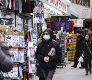 Según datos del NYPD, la ciudad ha pasado de registrar 3 ataques contra estadounidenses asiáticos en 2019 hasta 29 el año pasado, la inmensa mayoría motivados por prejuicios relacionados con la pandemia de covid-19, a la que el expresidente Donald Trump se refirió repetidas veces como el "virus chino". EFE/EPA/Justin Lane/Archivo
