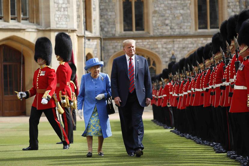 En esta fotografía del 13 de julio de 2018, Donald Trump y la reina Isabel  II pasan revista a una guardia de honor en el castillo de Windsor. (AP)
