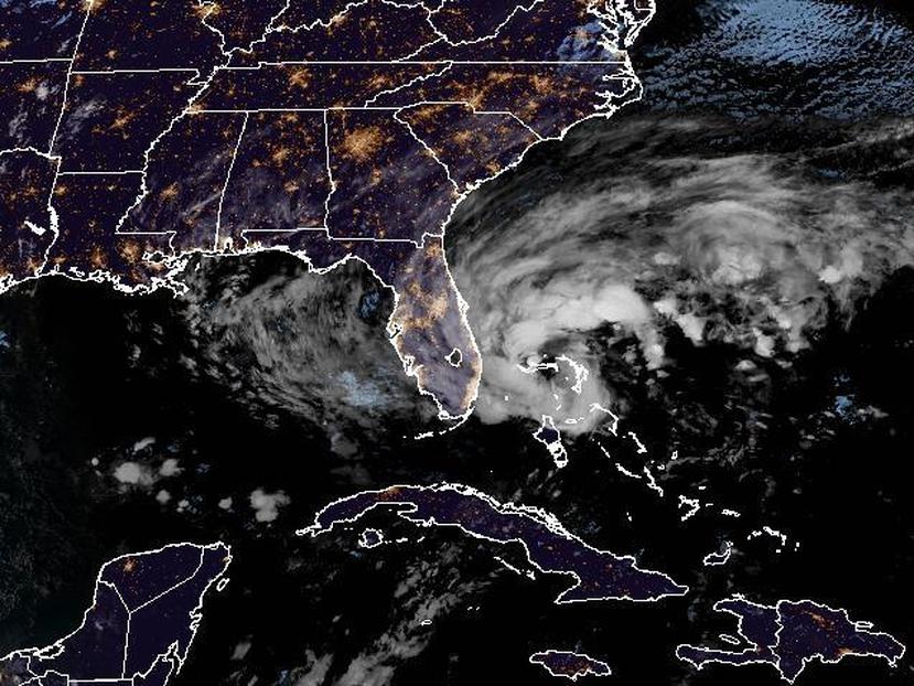 Imagen satelital del huracán Nicole del Centro Nacional de Huracanes.