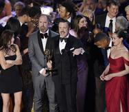 Jason Sudeikis, centro, y el elenco y equipo de producción de "Ted Lasso" reciben el Emmy a mejor serie de comedia en la 74a entrega de los Premios Emmy.