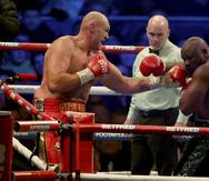 Tyson Fury conecta al rostro de Derek Chisora durante la pelea de título mundial en Londres.
