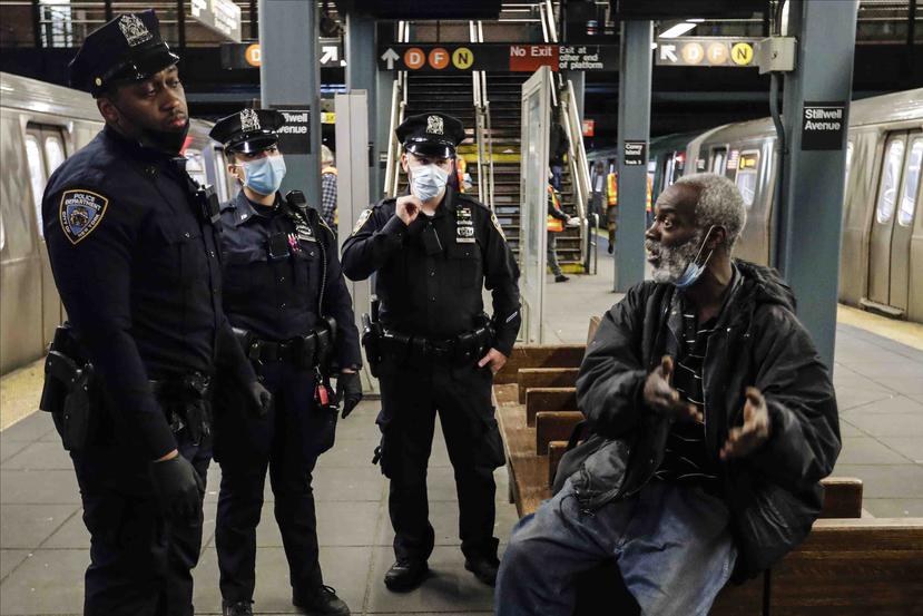 Policías desalojan en subway en Nueva York. (AP)