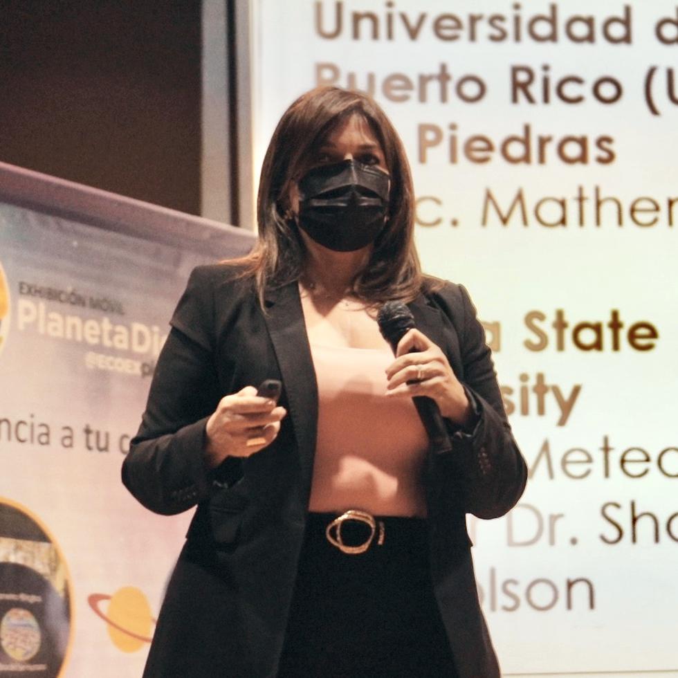 La meteoróloga Ada Monzón durante su presentación ante unos 200 estudiantes en Ponce.