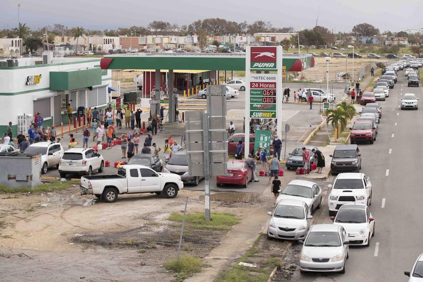 Los ciudadanos hacen fila para echar gasolina organizadamente.