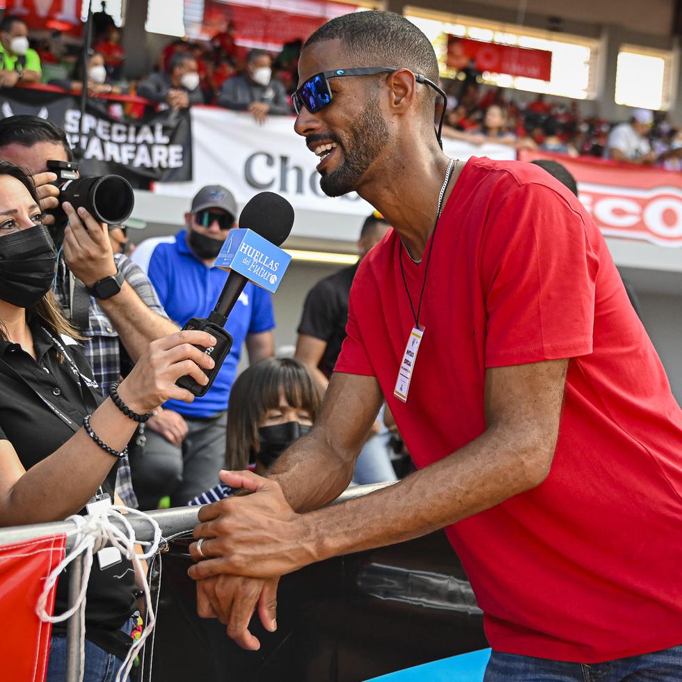 Javier Culson regresó al Estadio Francisco "Paquito" Montaner, de Ponce, para recibir un reconocimiento en las Justas de Atletismo de la LAI.